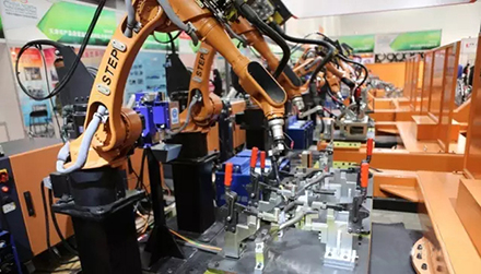 新时达机器人亮相电动车展，提供自动化产线解决方案