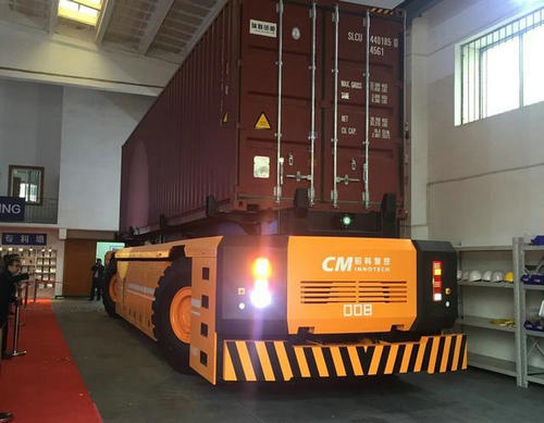 “深圳造”机器人能搬集装箱