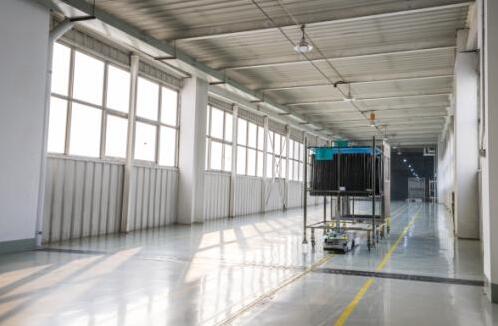 走进海信智能工厂：AGV小车等机器人三年节省超14亿元