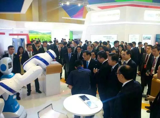 李克强总理再次“接见”新松智能服务机器人