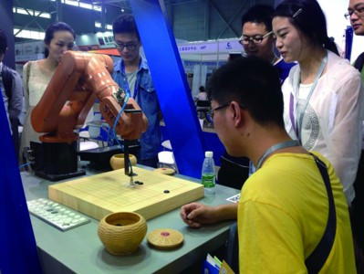 安徽工业机器人在合肥集中亮相 搬货投递购物都能干