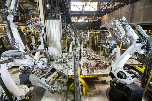 25台KUKA机器人全自动化工作