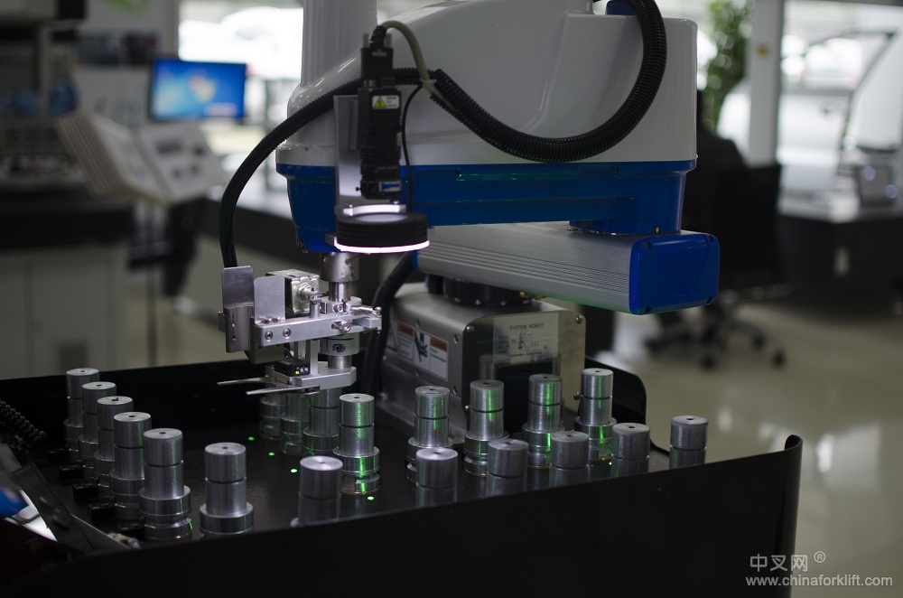 海通无轨导航协同机器人